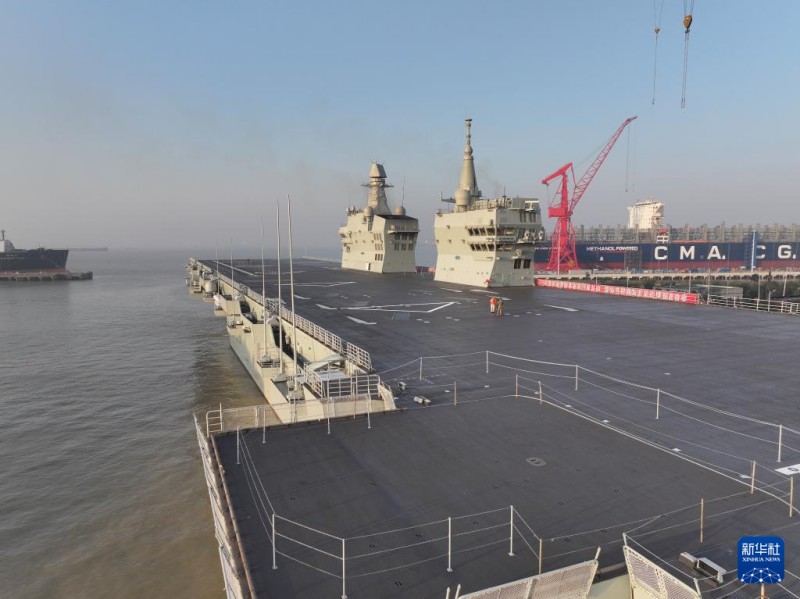 Το πολεμικό πλοίο Sichuan του κινεζικού ναυτικού διεξάγει την πρώτη του δοκιμαστική πλεύση