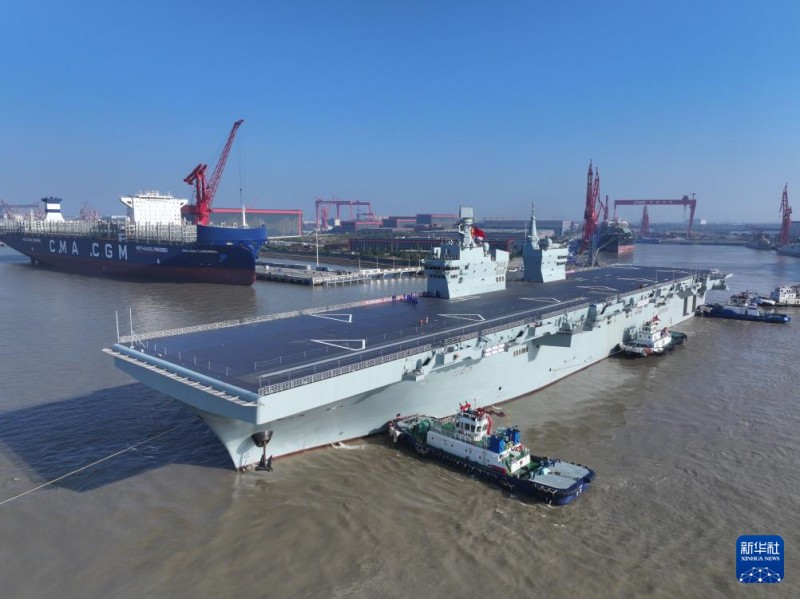 Το πολεμικό πλοίο Sichuan του κινεζικού ναυτικού διεξάγει την πρώτη του δοκιμαστική πλεύση