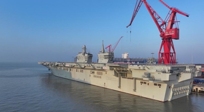 Το πολεμικό πλοίο Sichuan του κινεζικού ναυτικού διεξάγει την πρώτη του δοκιμαστική πλεύση