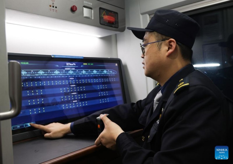 Ο σιδηρόδρομος υψηλής ταχύτητας που συνδέει την παλιά επαναστατική βάση της Κίνας με τη Σιάν ξεκινά δοκιμαστική λειτουργία