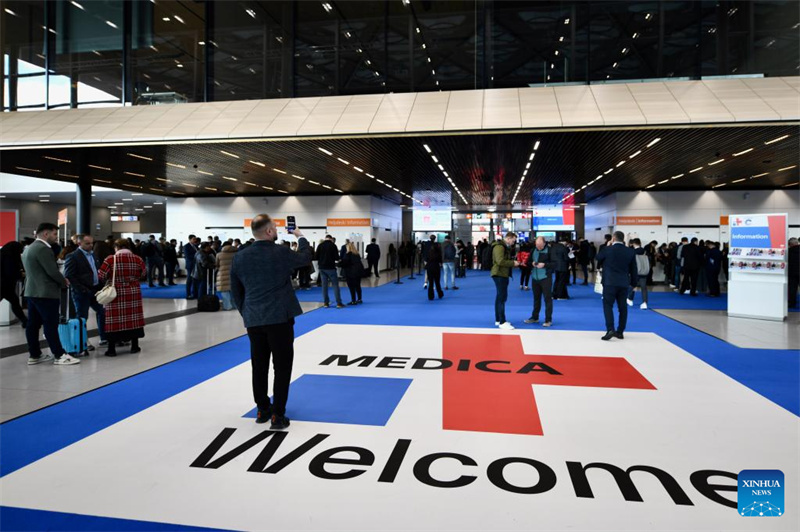 Επισκέπτες επισκέπτονται την έκθεση Medica 2025 στο Ντίσελντορφ της Γερμανίας, στις 17 Νοεμβρίου του 2025. (Φωτογραφία / Xinhua)