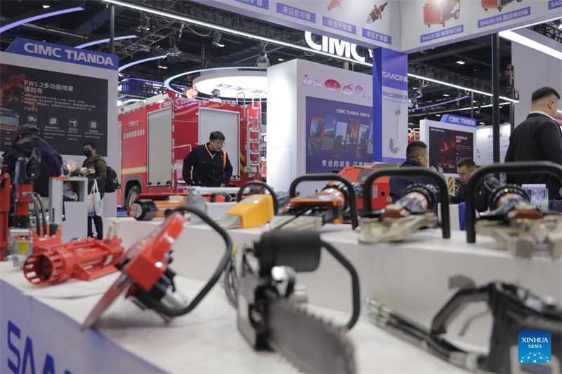 Επισκέπτες στην Διεθνή Έκθεση Διαχείρισης Εκτάκτων Αναγκών της Κίνας στο Εθνικό Συνεδριακό Κέντρο της Κίνας στο Πεκίνο, στις 18 Νοεμβρίου του 2025. (Φωτογραφία / Xinhua)