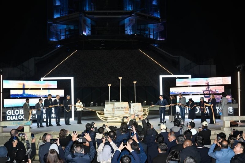 Καλεσμένοι παρευρίσκονται στην τελετή έναρξης του Παγκόσμιου Διαλόγου Δημάρχων στη Ναντζίνγκ, που πραγματοποιήθηκε στη Ναντζίνγκ, στην επαρχία Τζιανγκσού της ανατολικής Κίνας, στις 19 Νοεμβρίου 2025. (Xinhua/Ji Chunpeng)