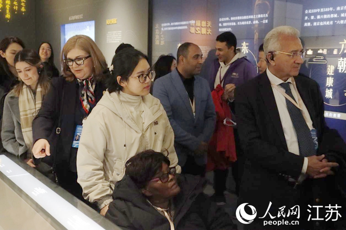 Δήμαρχοι από όλο τον κόσμο επισκέπτονται το Μουσείο Τειχών της Πόλης Ναντζίνγκ. (Φωτογραφία / Λαϊκή Καθημερινή Online)