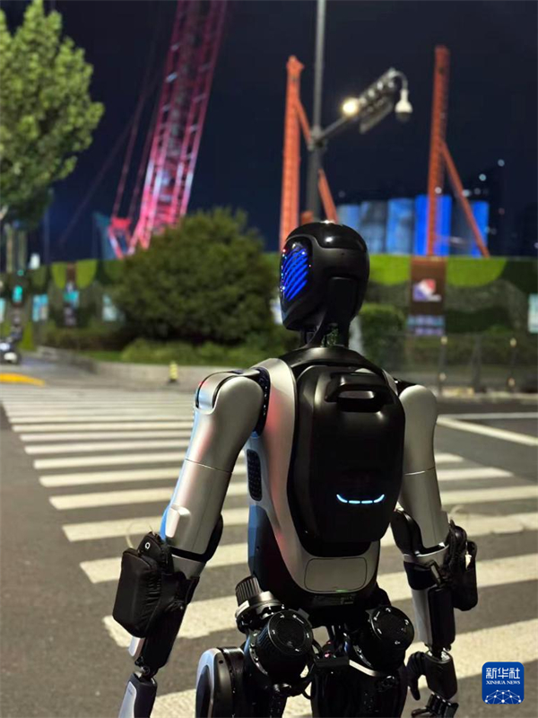 Ανθρωποειδές ρομπότ καταρρίπτει το παγκόσμιο ρεκόρ Γκίνες διανύοντας απόσταση μεταξύ επαρχιών