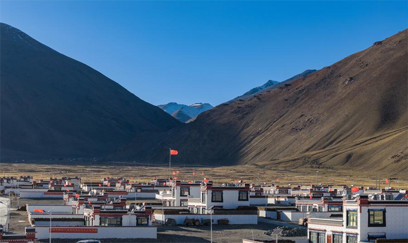 Μια φωτογραφία που τραβήχτηκε στις 12 Νοεμβρίου του 2025 δείχνει τα ανακατασκευασμένα σπίτια που έχουν παραδοθεί στους κατοίκους στην πόλη Σιγκαζέ της Αυτόνομης Περιοχής Σιζάνγκ. (Φωτογραφία / Xinhua)