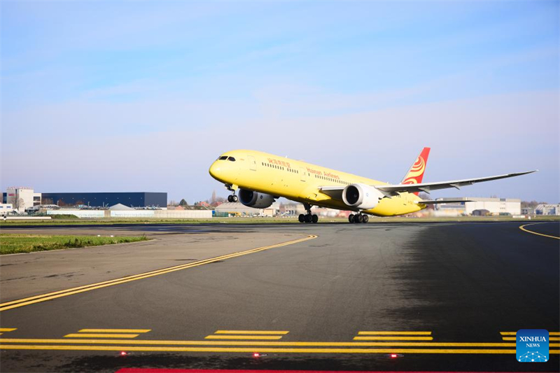 Η παρθενική πτήση HU470 της Hainan Airlines από τις Βρυξέλλες προς τον δήμο Τσονγτσίνγκ απογειώνεται από το αεροδρόμιο των Βρυξελλών στο Βέλγιο, στις 22 Νοεμβρίου 2025. (Φωτογραφία / Xinhua)