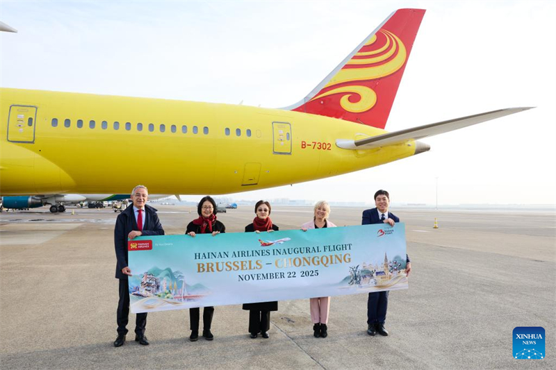 Οι προσκεκλημένοι ποζάρουν για μια ομαδική φωτογραφία μπροστά από την πρώτη πτήση HU470 της Hainan Airlines από τις Βρυξέλλες προς τον δήμο Τσονγτσίνγκ στο αεροδρόμιο των Βρυξελλών στο Βέλγιο, στις 22 Νοεμβρίου 2025. (Φωτογραφία / Xinhua)