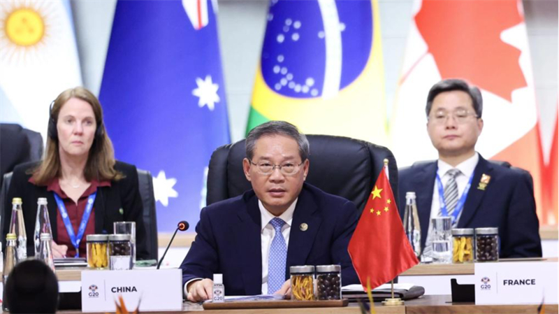 Ο Κινέζος Πρωθυπουργός Λι Τσιάνγκ απευθύνεται στην πρώτη συνεδρίαση της 20ής Συνόδου Κορυφής της G20, με επίκεντρο την χωρίς αποκλεισμούς και βιώσιμη οικονομική ανάπτυξη, στο Γιοχάνεσμπουργκ της Νότιας Αφρικής, στις 22 Νοεμβρίου 2025. (Φωτογραφία / Xinhua)