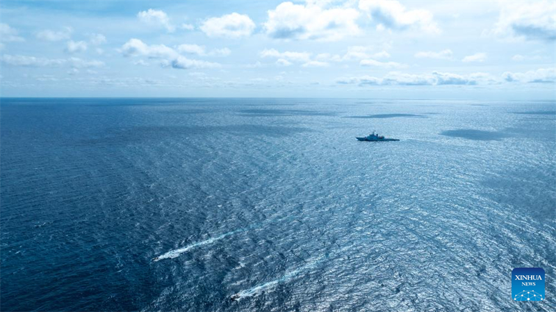 Μια αεροφωτογραφία από drone δείχνει την ακτοφυλακή της Κίνας (CCG) να πραγματοποιεί περιπολία στα χωρικά ύδατα του νησίου Χουανγκγιάν Ντάο και των γύρω περιοχών στις 14 Νοεμβρίου του 2025. (Φωτογραφία / Xinhua)