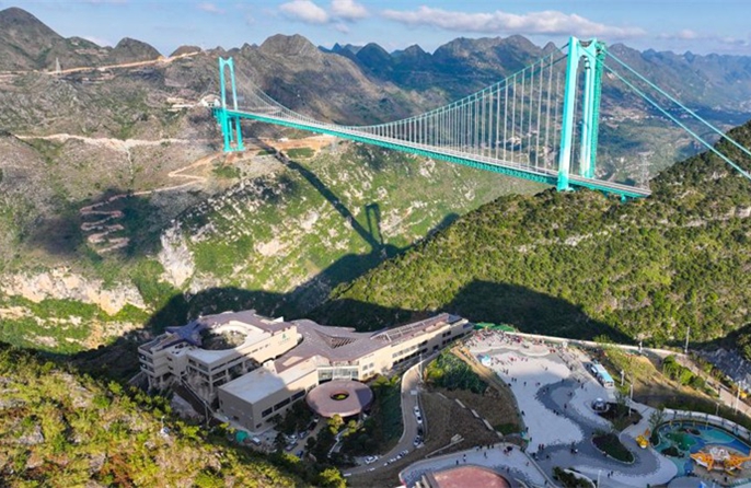 Η ψηλότερη γέφυρα στον κόσμο ανεβάζει τον τοπικό τουρισμό σε νέα ύψη