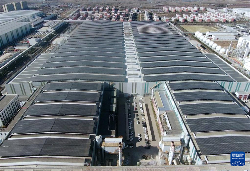 Φωτοβολταϊκά πάνελ στις στέγες των εργοστασίων. (Φωτογραφία / Xinhua)