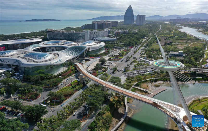 Πελάτες ψωνίζουν σε αφορολόγητο εμπορικό κέντρο στην πόλη Σανγιά