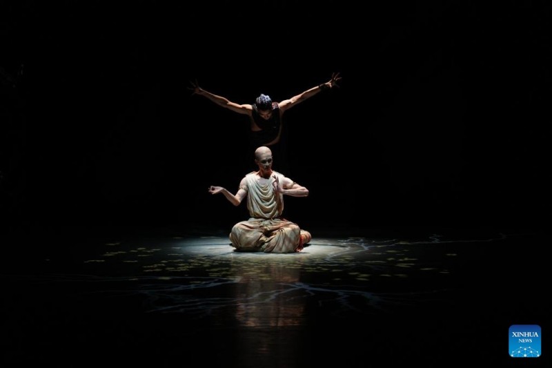 Καλλιτέχνες της Εθνικής Λυρικής Σκηνής της Κίνας ερμηνεύουν το χορευτικό δράμα