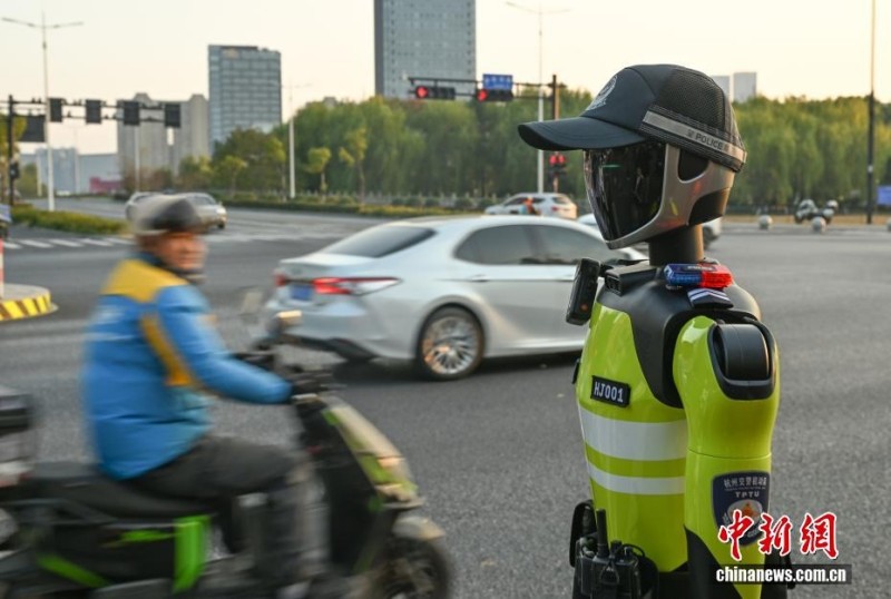 Η Χανγκτζόου παρουσιάζει τον πρώτο τροχονόμο με τεχνητή νοημοσύνη