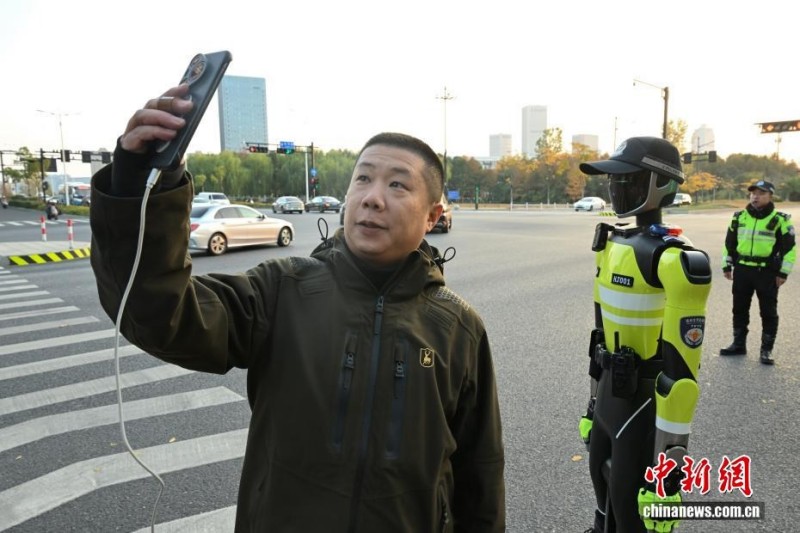 Η Χανγκτζόου παρουσιάζει τον πρώτο τροχονόμο με τεχνητή νοημοσύνη