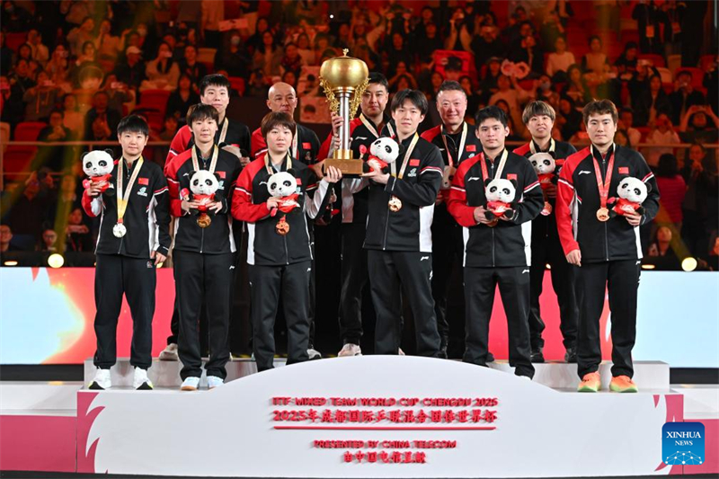 Η ομάδα της Κίνας που κέρδισε το χρυσό μετάλλιο ποζάρει για φωτογραφίες κατά τη διάρκεια της τελετής απονομής των μεταλλίων κατά τη διάρκεια του τελικού αγώνα μεταξύ Κίνας και Ιαπωνίας στο Παγκόσμιο Κύπελλο Μικτών Ομάδων ITTF 2025 στην πόλη Τσενγκντού της επαρχίας Σιτσουάν, στις 7 Δεκεμβρίου του 2025. (Φωτογραφία / Xinhua)