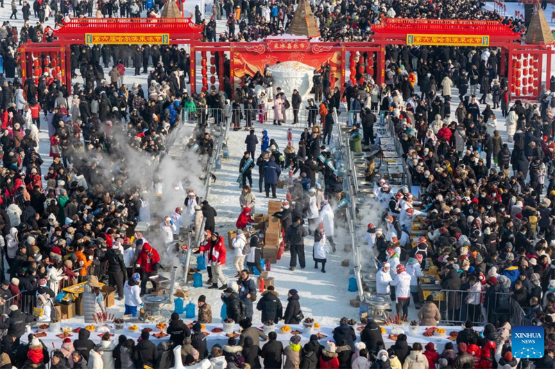 Μια αεροφωτογραφία που τραβήχτηκε στις 7 Δεκεμβρίου του 2025 δείχνει ανθρώπους να δοκιμάζουν φαγητό στο φεστιβάλ συλλογής πάγου στην πόλη Χαρμπίν της επαρχίας Χεϊλονγκτζιάνγκ. (Φωτογραφία / Xinhua)