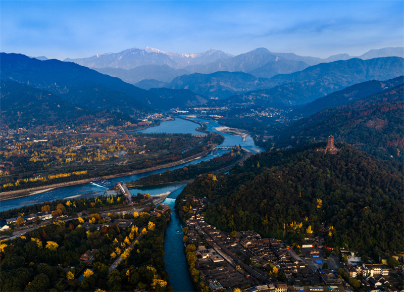 To Ντουτζιανγκγιάν μαγεύει τους τουρίστες με μια έκρηξη χρωμάτων