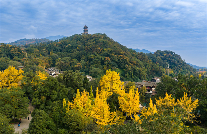 To Ντουτζιανγκγιάν μαγεύει τους τουρίστες με μια έκρηξη χρωμάτων