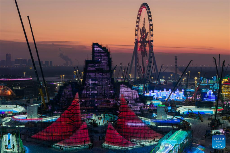 Ολοκληρώθηκε η κατασκευή του κεντρικού πύργου της 27ης διοργάνωσης του Πλαντήτη Πάγου και Χιονιού της πόλης Χαρμπίν