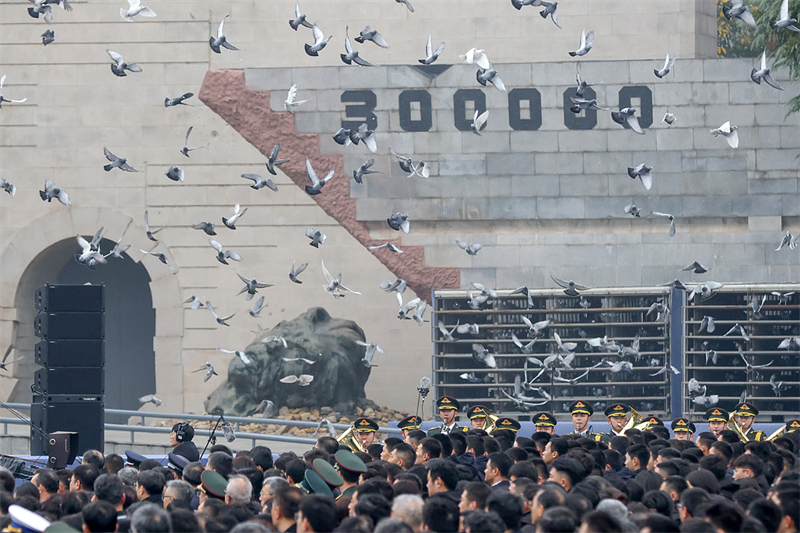 Οι κάτοικοι της πόλης Ναντζίνγκ αποτίουν φόρο τιμής στην Εθνική Ημέρα Μνήμης