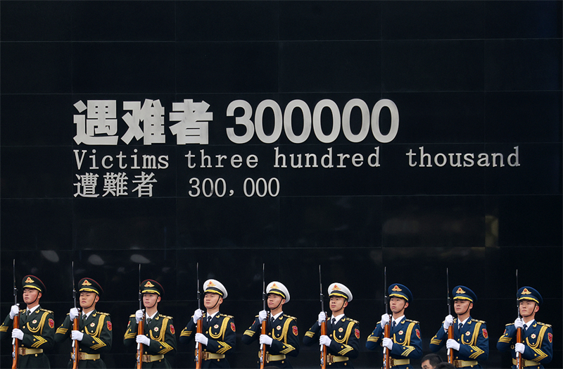 Οι κάτοικοι της πόλης Ναντζίνγκ αποτίουν φόρο τιμής στην Εθνική Ημέρα Μνήμης