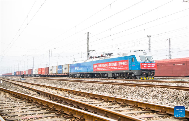 Δύο εμπορευματικές αμαξοστοιχίες στο πλαίσιο του Πολυτροπικού Επιδεικτικού Προγράμματος Κίνας-Σιγκαπούρης αναχωρούν από τον Δήμο Τσονγτσίνγκ