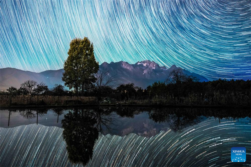 Η σύνθετη φωτογραφία που τραβήχτηκε στις 13 Δεκεμβρίου 2025 δείχνει τον έναστρο ουρανό πάνω από την πόλη Λιτζιάνγκ της επαρχίας Γιουνάν. (Φωτογραφία / Xinhua)