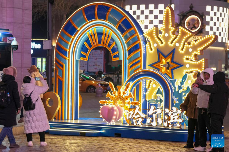 Τουρίστες επισκέπτονται την Κεντρική Οδό στην πόλη Χαρμπίν