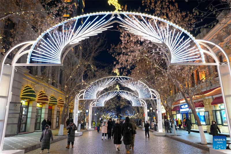 Τουρίστες επισκέπτονται την Κεντρική Οδό στην πόλη Χαρμπίν