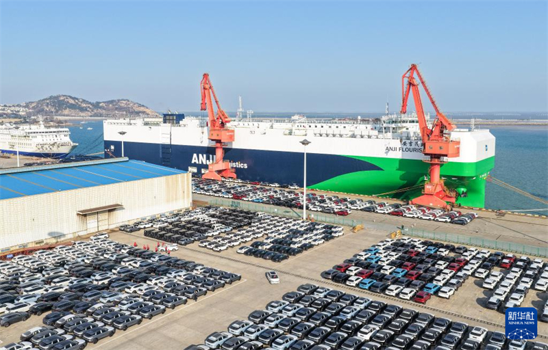 Στις 17 Δεκεμβρίου, στο Λιμάνι Λιανγιουνγκάνγκ της επαρχίας Τζιανγκσού, ένα πλοίο φόρτωσε αυτοκίνητα προς εξαγωγή. (Φωτογραφία / Xinhua)