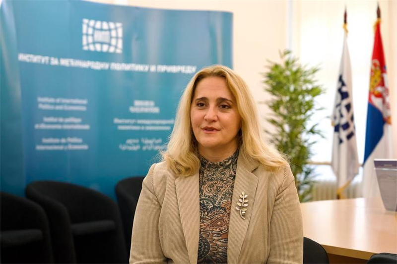 Η Ιβόνα Λάντζεβατς, αναπληρώτρια διευθύντρια του Ινστιτούτου Διεθνούς Πολιτικής και Οικονομικών στο Βελιγράδι, μιλάει κατά τη διάρκεια συνέντευξης με το Xinhua στο Βελιγράδι της Σερβίας, στις 4 Δεκεμβρίου 2025. (Φωτογραφία / Xinhua)