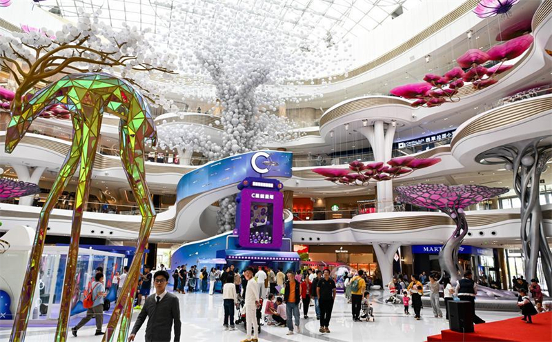 Αυτή η φωτογραφία που τραβήχτηκε στις 18 Δεκεμβρίου 2025 δείχνει μια εσωτερική άποψη του Διεθνούς Εμπορικού Συγκροτήματος Αφορολόγητων Αγορών Χαϊκόου, στο Χαϊκόου, στην επαρχία Χαϊνάν της νότιας Κίνας. Η Κίνα ξεκίνησε την Πέμπτη ειδικές τελωνειακές λειτουργίες σε ολόκληρο το νησί στο Ελεύθερο Εμπορικό Λιμάνι του Χαϊνάν (ΕΕΛ). (Φωτογραφία / Xinhua)