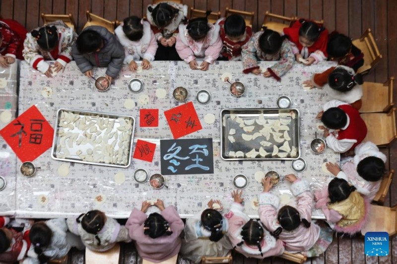 Άνθρωποι σε όλη την Κίνα διοργανώνουν ποικίλες εκδηλώσεις για τον εορτασμό του Χειμερινού Ηλιοστασίου