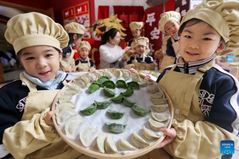 Άνθρωποι σε όλη την Κίνα διοργανώνουν ποικίλες εκδηλώσεις για τον εορτασμό του Χειμερινού Ηλιοστασίου