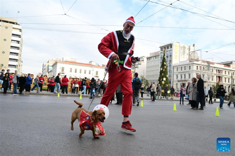 Άνθρωποι συμμετέχουν στο Athens Santa Run 2025 στην Αθήνα