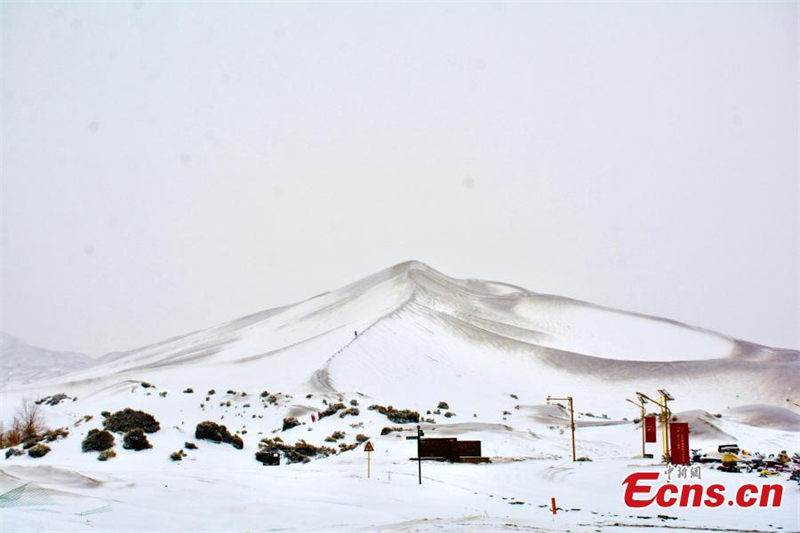 Η έρημος Κουμ Ταγκ καλωσορίζει την πρώτη χιονόπτωση του χειμώνα