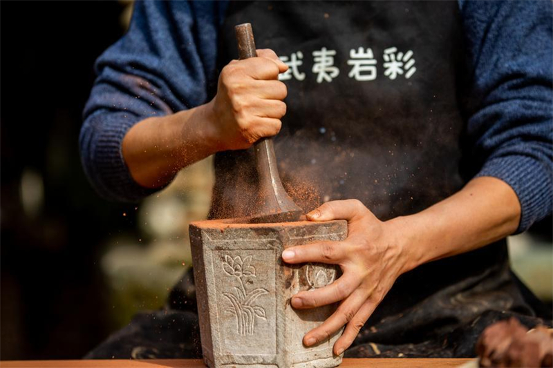 Μοναδικό πολιτιστικό χαρακτηριστικό του Βουνού Γουγισάν: Η τέχνη της ζωγραφικής με χρωστικές ουσίες από βράχους Γουγί