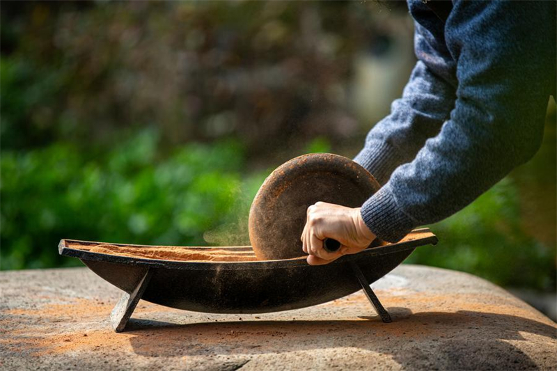 Μοναδικό πολιτιστικό χαρακτηριστικό του Βουνού Γουγισάν: Η τέχνη της ζωγραφικής με χρωστικές ουσίες από βράχους Γουγί
