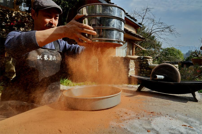 Μοναδικό πολιτιστικό χαρακτηριστικό του Βουνού Γουγισάν: Η τέχνη της ζωγραφικής με χρωστικές ουσίες από βράχους Γουγί