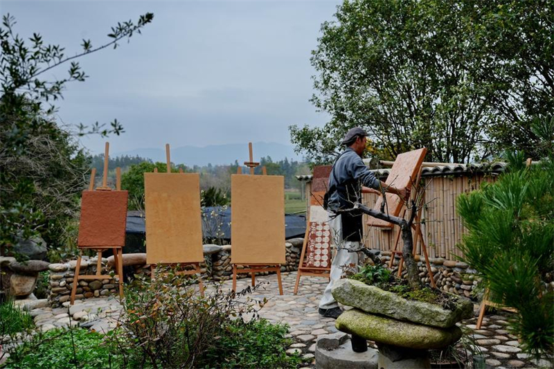 Μοναδικό πολιτιστικό χαρακτηριστικό του Βουνού Γουγισάν: Η τέχνη της ζωγραφικής με χρωστικές ουσίες από βράχους Γουγί