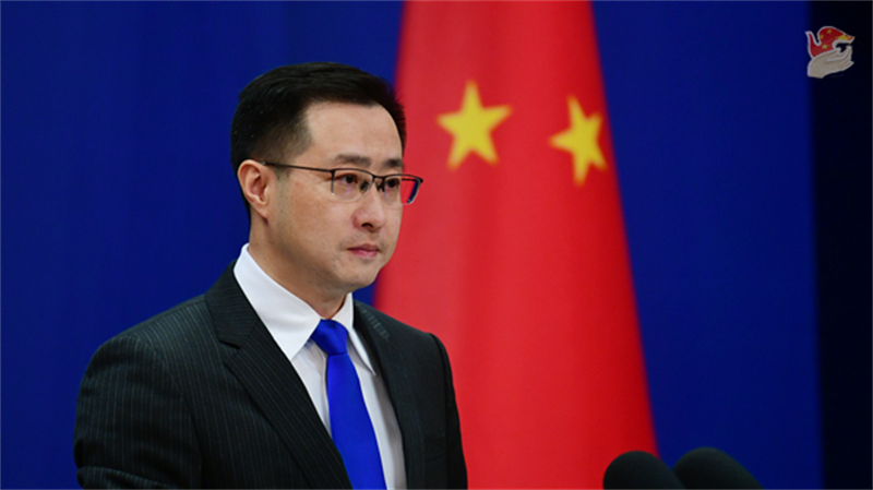 Ο εκπρόσωπος του κινεζικού υπουργείου Εξωτερικών, Λιν Τζιαν, σε τακτική ενημέρωση των δημοσιογράφων στο Πεκίνο, Κίνα, 24 Δεκεμβρίου 2025. (Φωτογραφία / Xinhua)