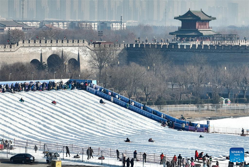 Οι άνθρωποι απολαμβάνουν τον χειμερινό ελεύθερο χρόνο τους σε όλη την Κίνα
