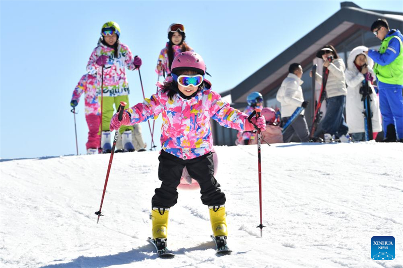 Οι άνθρωποι απολαμβάνουν τον χειμερινό ελεύθερο χρόνο τους σε όλη την Κίνα