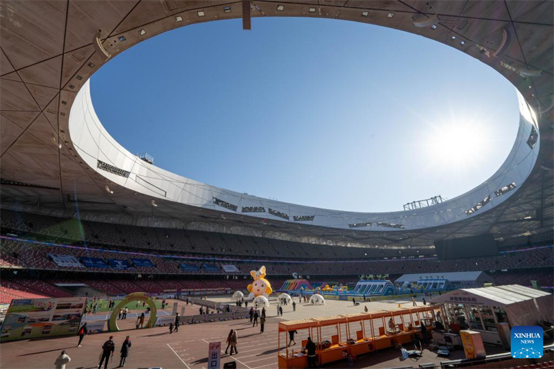 Άνθρωποι παίζουν στο χώρο εμπορίου και αναψυχής στο Εθνικό Στάδιο, γνωστό και ως Bird's Nest, στο Πεκίνο, στις 27 Δεκεμβρίου 2025. (Φωτογραφία / Xinhua)