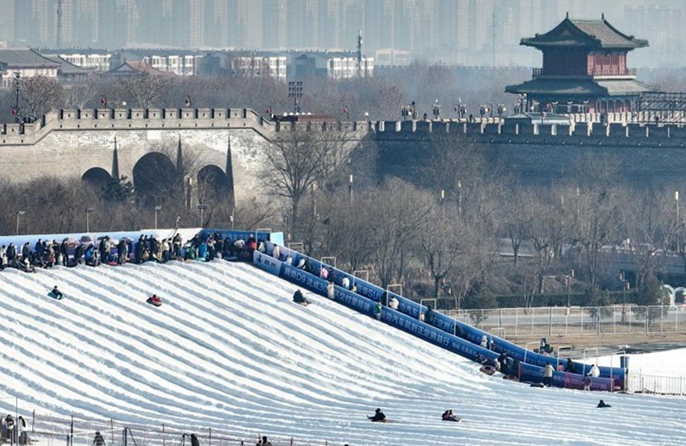 Οι άνθρωποι απολαμβάνουν τον χειμερινό ελεύθερο χρόνο τους σε όλη την Κίνα