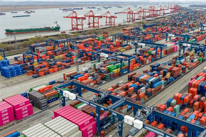 Αεροφωτογραφία από drone δείχνει το Τερματικό Σταθμό Εμπορευματοκιβωτίων Λονγκτάν στο λιμάνι της Ναντζίνγκ, στην επαρχία Τζιανγκσού της ανατολικής Κίνας, 31 Δεκεμβρίου 2025. (Φωτογραφία: Σιν Γι / Xinhua)