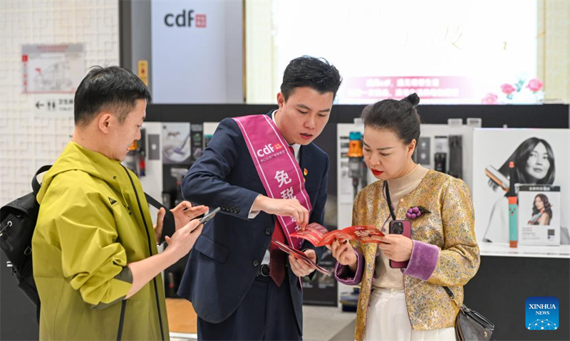 Οι πωλήσεις αφορολόγητων ειδών κατά τη διάρκεια των διακοπών της Πρωτοχρονιάς αυξήθηκαν κατά 128,9% στο νησί-θέρετρο της Κίνας