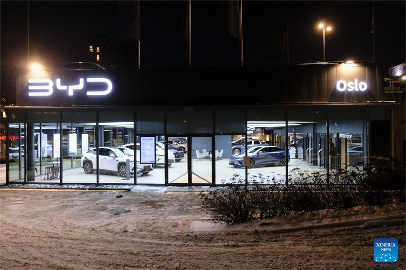 Η φωτογραφία που τραβήχτηκε στις 2 Ιανουαρίου 2026 δείχνει μια αντιπροσωπεία της κινεζικής αυτοκινητοβιομηχανίας BYD στο Όσλο, την πρωτεύουσα της Νορβηγίας. (Φωτογραφία / Xinhua)
